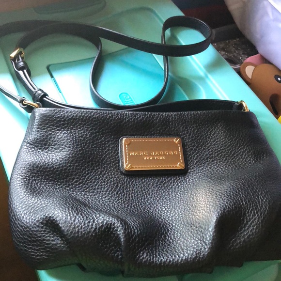 Marc Jacobs Handbags - Marc jacobs black crossbody bag